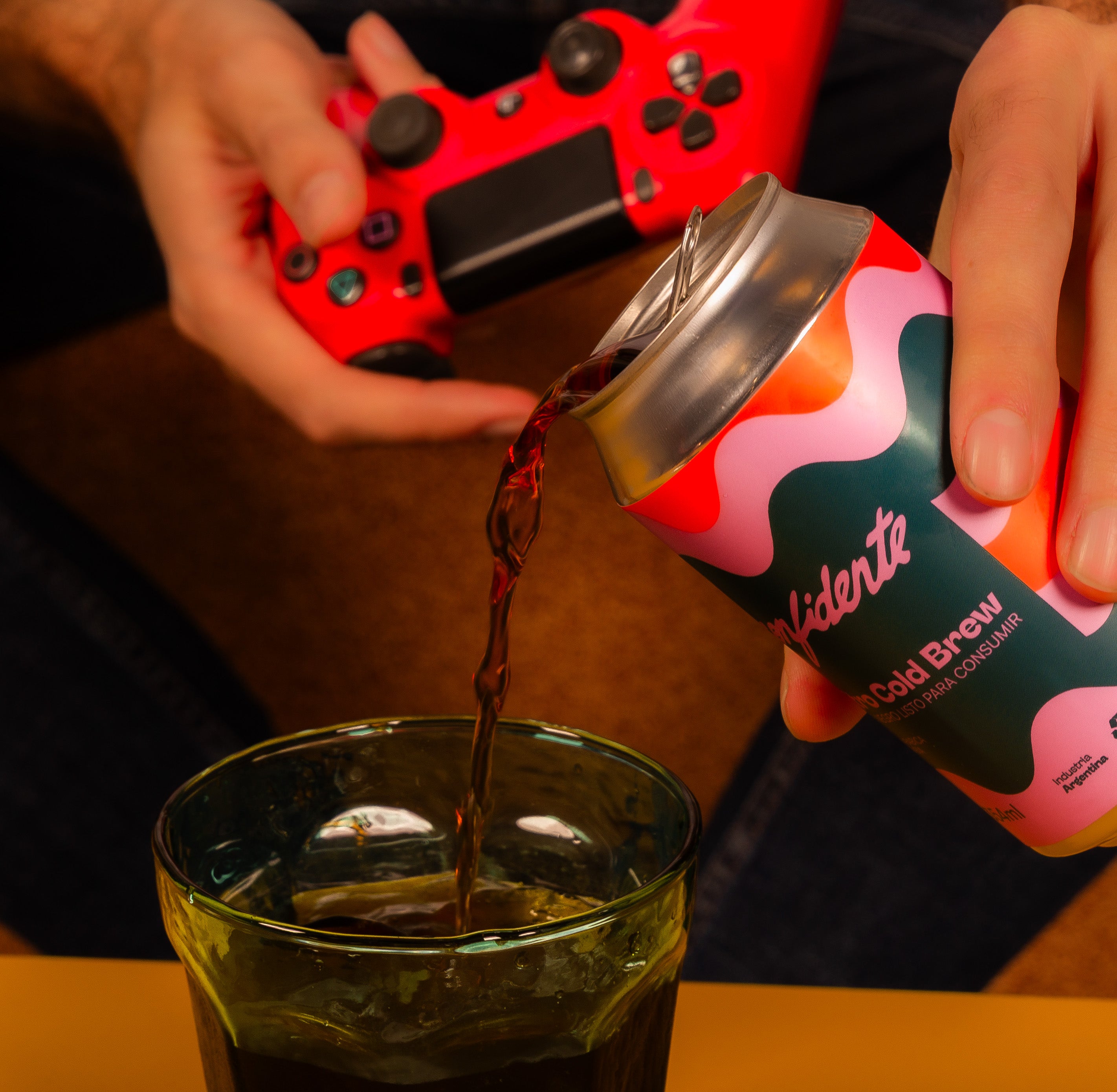 Cold brew Confidente Café siendo servido desde lata, café frío sin azúcar hecho en Buenos Aires, Argentina