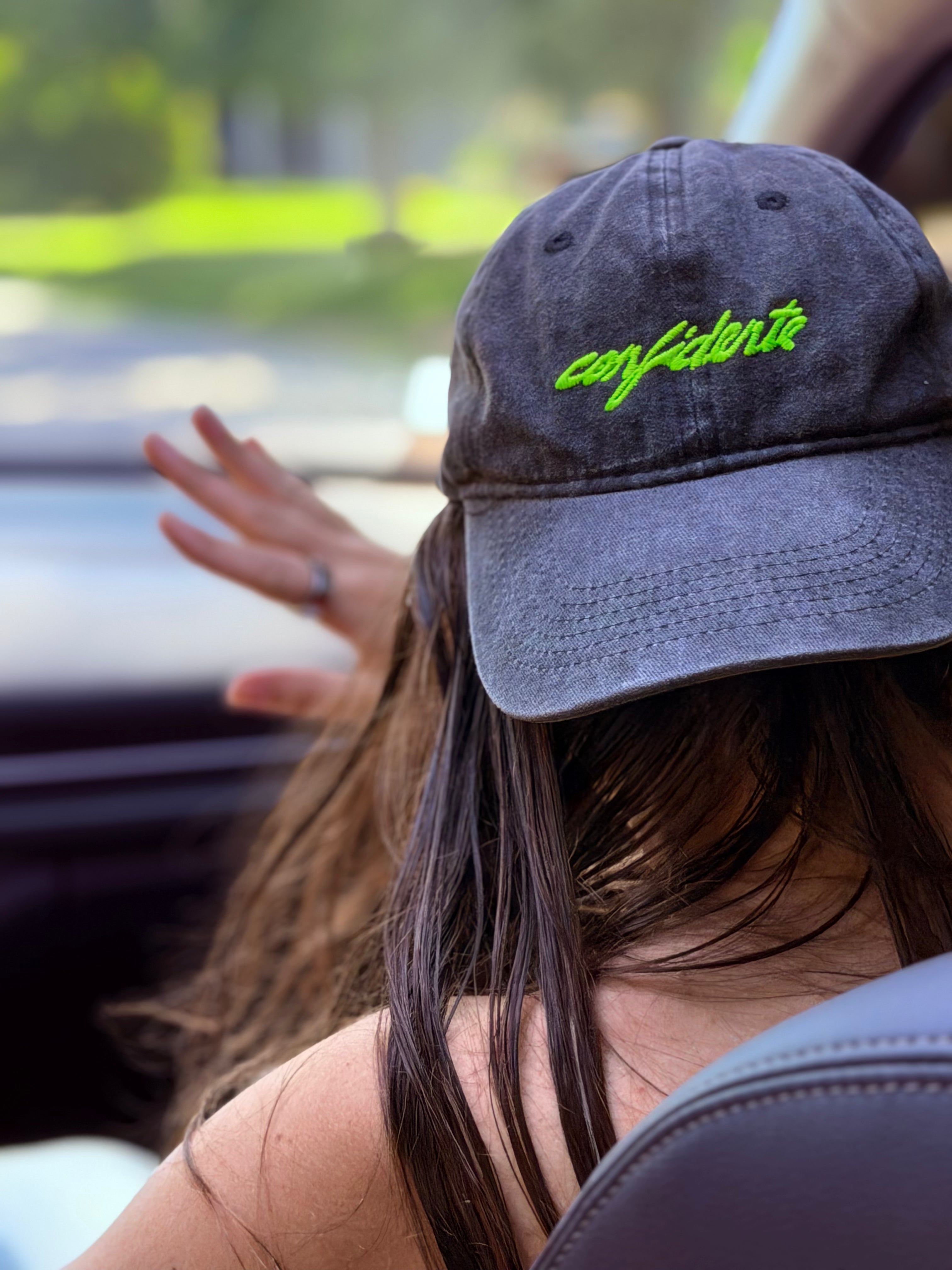 Persona con gorra Confidente Café en Buenos Aires, Argentina, marca de Nitro Cold Brew frío listo para tomar.