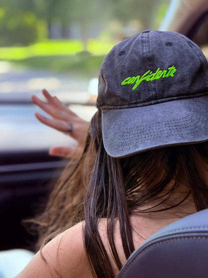 Persona con gorra Confidente Café en Buenos Aires, Argentina, marca de Nitro Cold Brew frío listo para tomar.