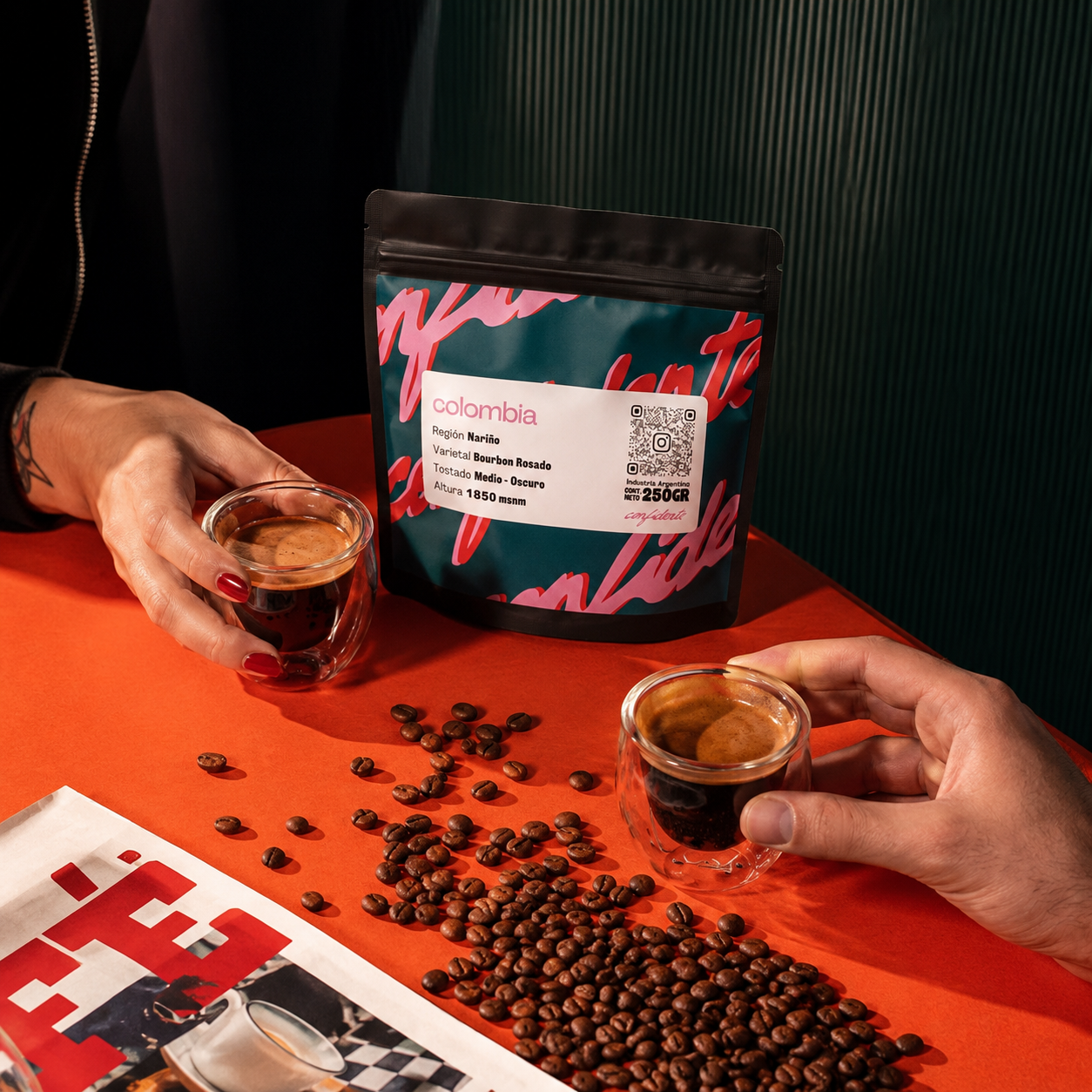 Confidente Café granos de café de especialidad Colombia en Buenos Aires, con espresso, granos tostados y escena de cafetería.