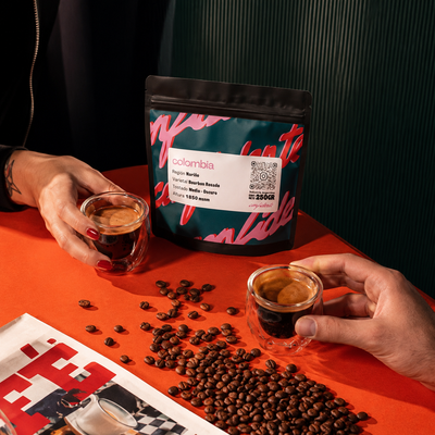 Confidente Café granos de café de especialidad Colombia en Buenos Aires, con espresso, granos tostados y escena de cafetería.