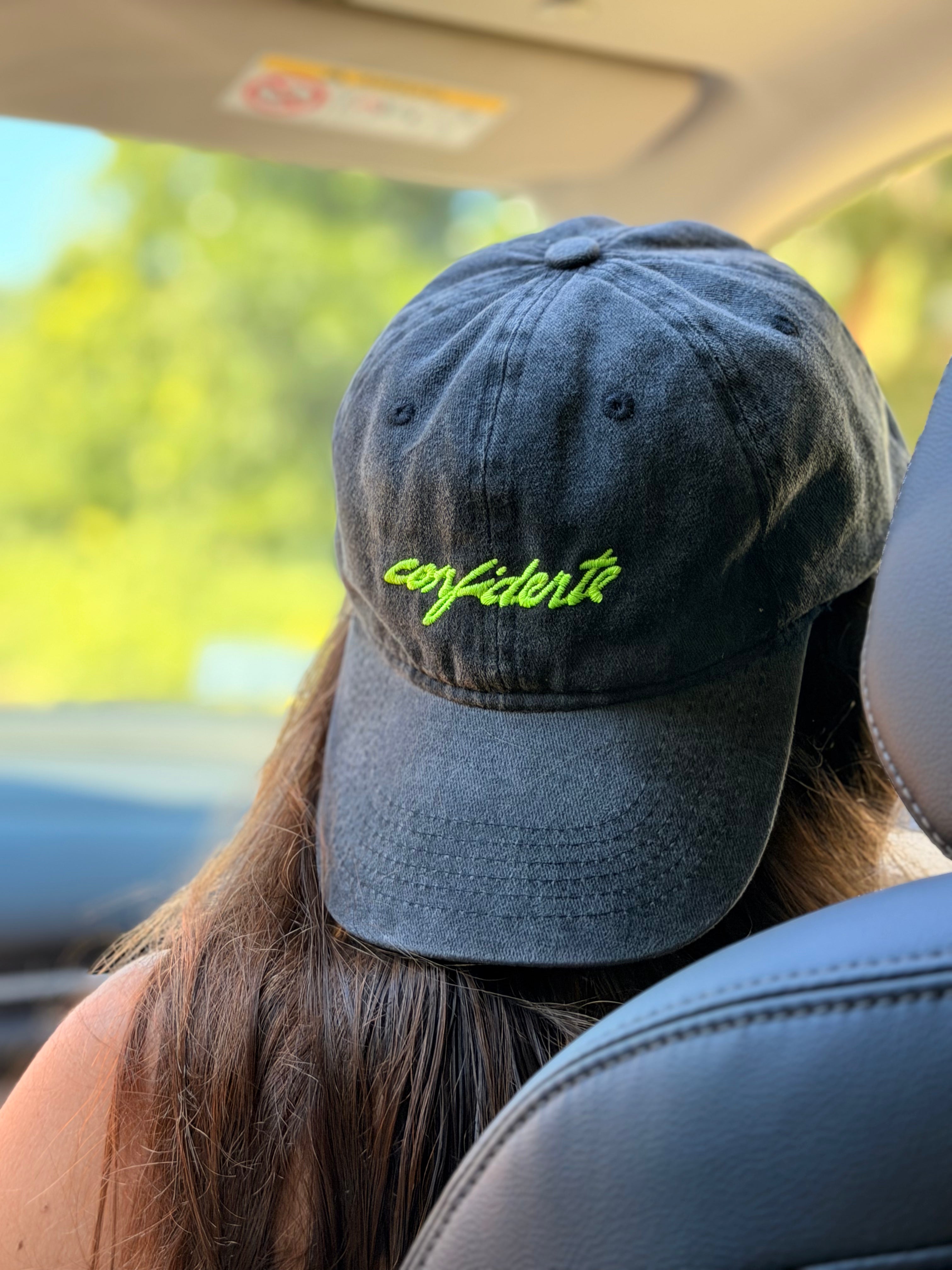 Persona con gorra Confidente Café en Buenos Aires, Argentina, marca de Nitro Cold Brew frío listo para tomar.