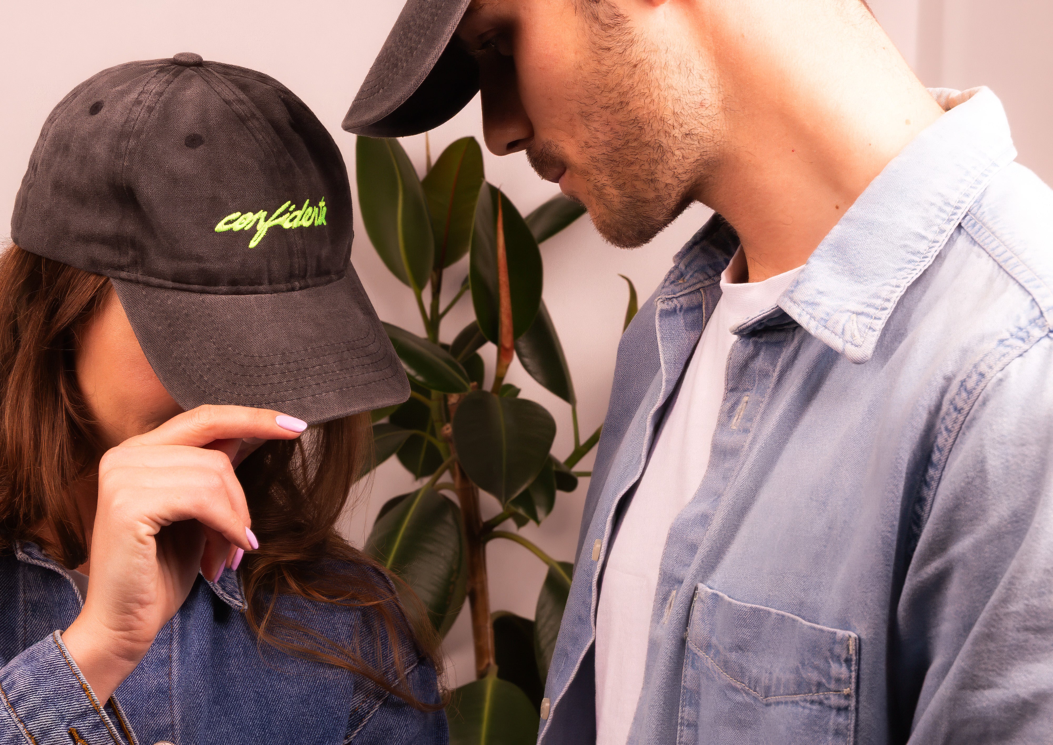 Personas usando gorras Confidente Café, marca de café de especialidad de Buenos Aires en un contexto lifestyle