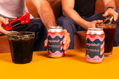 Cold brew argentino servido con hielo junto a lata Confidente Café, café frío listo para tomar en Buenos Aires