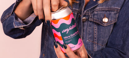 Cold brew en lata Confidente Café sostenido en mano, café frío sin azúcar en Buenos Aires, Argentina